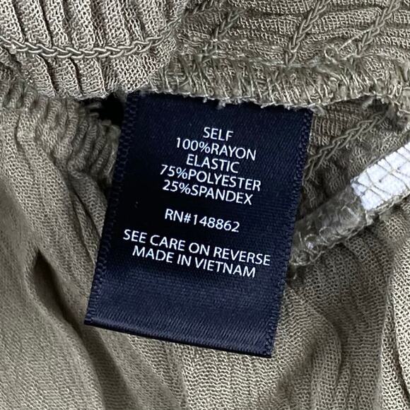 NWT TORRID Babydoll Crinkle Gauze Smocked Cold Shoulder Top Sz 2X Slate Green - Picture 8 of 10